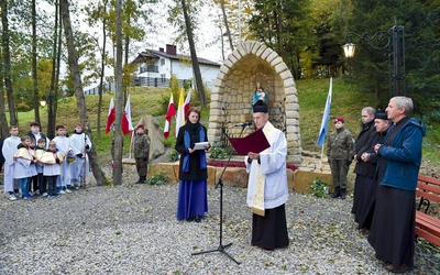Modlitwa przy grocie Matki Bożej i obelisku katyńskim. 