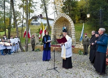 Modlitwa przy grocie Matki Bożej i obelisku katyńskim. 