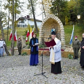 Modlitwa przy grocie Matki Bożej i obelisku katyńskim. 