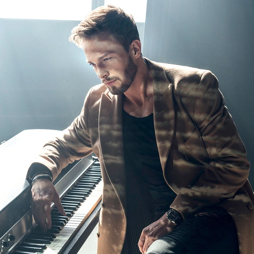 Sławek Uniatowski zaśpiewa piosenki swoich największych muzycznych idoli – Wodeckiego, Zauchy i Sinatry.