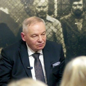 Prokurator Andrzej Witkowski specjalizował się w śledztwach o zabójstwa. W latach 1990–1991 i 2002–2004 prowadził sprawę zabójstwa ks. Jerzego Popiełuszki, którą dwukrotnie mu odbierano. Sugeruje, że udział w niej mieli wojskowi. 