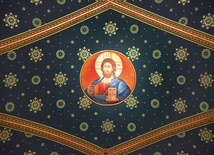 Zmierzamy do nieba – zdaje się mówić kościelne sklepienie.