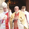 Uroczystości przewodniczył bp Wiesław Lechowicz. Obok proboszcz łącki ks. Czesław Noworolnik. 