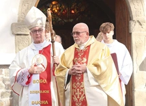 Uroczystości przewodniczył bp Wiesław Lechowicz. Obok proboszcz łącki ks. Czesław Noworolnik. 