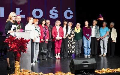 – Ta nagroda docenia to, co zrobiliśmy, ale też motywuje nas, żeby dalej działać na rzecz osób chorych i nieść im ulgę w cierpieniu. Po prostu czynić ich życie pełnym do końca – podkreślała Aleksandra Glińska, prezes Fundacji Hospicjum Głogowskie, podczas gali nagrody Lubuski Samarytanin, która w tym roku odbyła się w październiku w Nowosolskim Domu Kultury. Na zdjęciu: Mała reprezentacja wolontariuszy hospicjum.