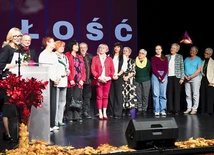 – Ta nagroda docenia to, co zrobiliśmy, ale też motywuje nas, żeby dalej działać na rzecz osób chorych i nieść im ulgę w cierpieniu. Po prostu czynić ich życie pełnym do końca – podkreślała Aleksandra Glińska, prezes Fundacji Hospicjum Głogowskie, podczas gali nagrody Lubuski Samarytanin, która w tym roku odbyła się w październiku w Nowosolskim Domu Kultury. Na zdjęciu: Mała reprezentacja wolontariuszy hospicjum.