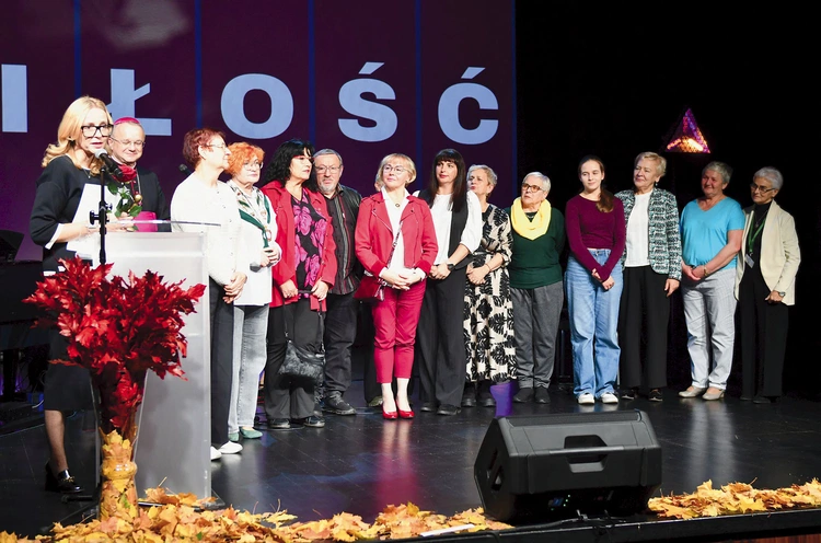 – Ta nagroda docenia to, co zrobiliśmy, ale też motywuje nas, żeby dalej działać na rzecz osób chorych i nieść im ulgę w cierpieniu. Po prostu czynić ich życie pełnym do końca – podkreślała Aleksandra Glińska, prezes Fundacji Hospicjum Głogowskie, podczas gali nagrody Lubuski Samarytanin, która w tym roku odbyła się w październiku w Nowosolskim Domu Kultury. Na zdjęciu: Mała reprezentacja wolontariuszy hospicjum.