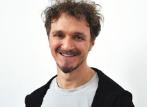 Kasjan Drogosz jest dyrygentem chóralnym, nauczycielem śpiewu i pianina, arteterapeutą. Pochodzi z Międzyrzecza, mieszka w Poznaniu. Od półtora roku zajmuje się także produkcją muzyczną. W tym czasie wydał dwie płyty (zespołu Via Lucas i Chóru Kameralnego Wielkopolskiej Izby Lekarskiej), a także single – hymny Diecezjalnych Dni Młodzieży: „Jaśniej” (2024) oraz „Słuchaj” (2025). Informacje i zapisy na Adwentowe Warsztaty Muzyczne: profil FB – Muzyka Pełna Życia.