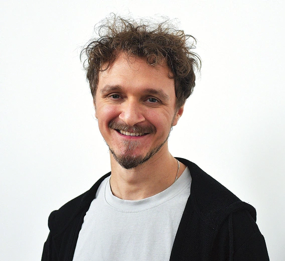 Kasjan Drogosz jest dyrygentem chóralnym, nauczycielem śpiewu i pianina, arteterapeutą. Pochodzi z Międzyrzecza, mieszka w Poznaniu. Od półtora roku zajmuje się także produkcją muzyczną. W tym czasie wydał dwie płyty (zespołu Via Lucas i Chóru Kameralnego Wielkopolskiej Izby Lekarskiej), a także single – hymny Diecezjalnych Dni Młodzieży: „Jaśniej” (2024) oraz „Słuchaj” (2025). Informacje i zapisy na Adwentowe Warsztaty Muzyczne: profil FB – Muzyka Pełna Życia.