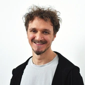 Kasjan Drogosz jest dyrygentem chóralnym, nauczycielem śpiewu i pianina, arteterapeutą. Pochodzi z Międzyrzecza, mieszka w Poznaniu. Od półtora roku zajmuje się także produkcją muzyczną. W tym czasie wydał dwie płyty (zespołu Via Lucas i Chóru Kameralnego Wielkopolskiej Izby Lekarskiej), a także single – hymny Diecezjalnych Dni Młodzieży: „Jaśniej” (2024) oraz „Słuchaj” (2025). Informacje i zapisy na Adwentowe Warsztaty Muzyczne: profil FB – Muzyka Pełna Życia.