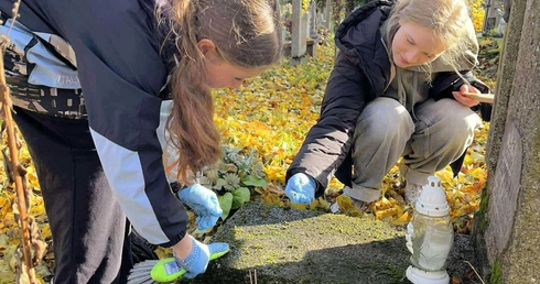 Harcerze porządkują nekropolie