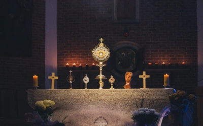 Holy Wins - święci zamiast straszydeł