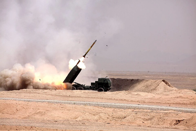 Wystrzał z wyrzutni HIMARS