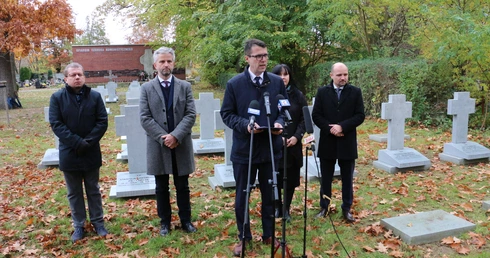 Kwatedra honorowa żołnierzy wyklętych na cmentarzu Osobowickim nabiera kształtu