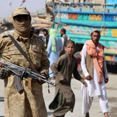 Funkcjonariusz talibskiej służby bezpieczeństwa na granicy afgańsko-pakistańskiej