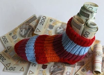 Sondaż: Na co Polacy oszczędzają najczęściej?