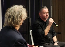 Człowiek zachowuje się tak, jakby nie miał skóry