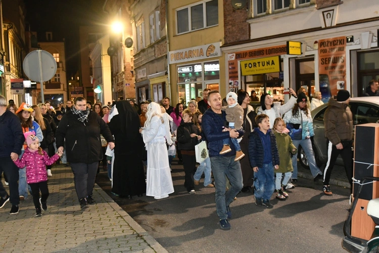 Korowód ze śiętymi na ulicach Świebodzina