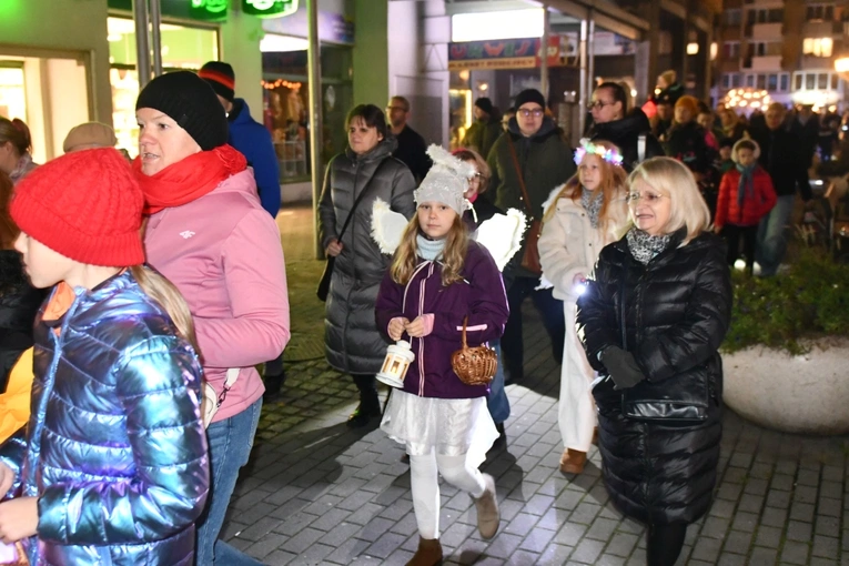 Korowód ze śiętymi na ulicach Świebodzina