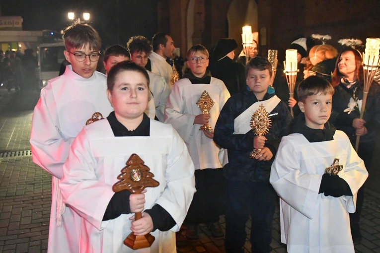 Korowód ze śiętymi na ulicach Świebodzina