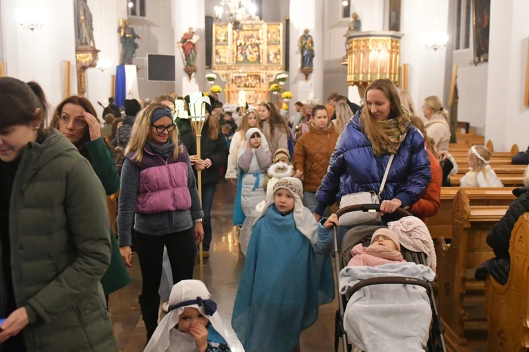 Korowód ze śiętymi na ulicach Świebodzina