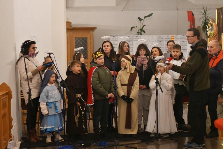 Korowód ze śiętymi na ulicach Świebodzina