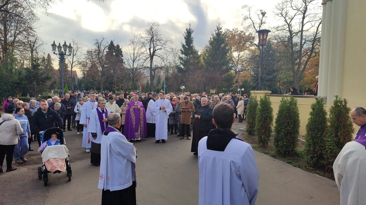 1 listopada na legnickim cmentarzu