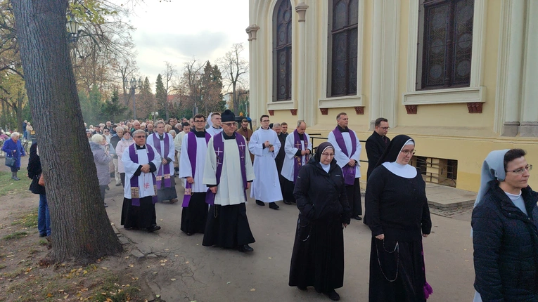 1 listopada na legnickim cmentarzu