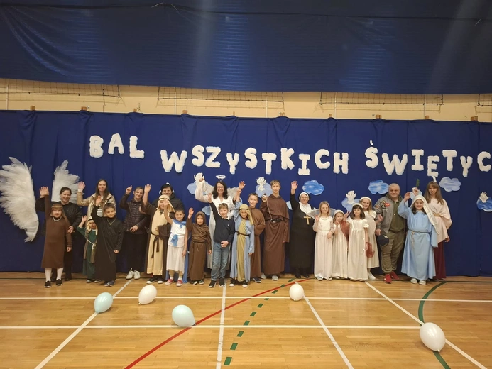 Po raz pierwszy Bal Wszystkich Świętych zorganizowano w Guzowie.