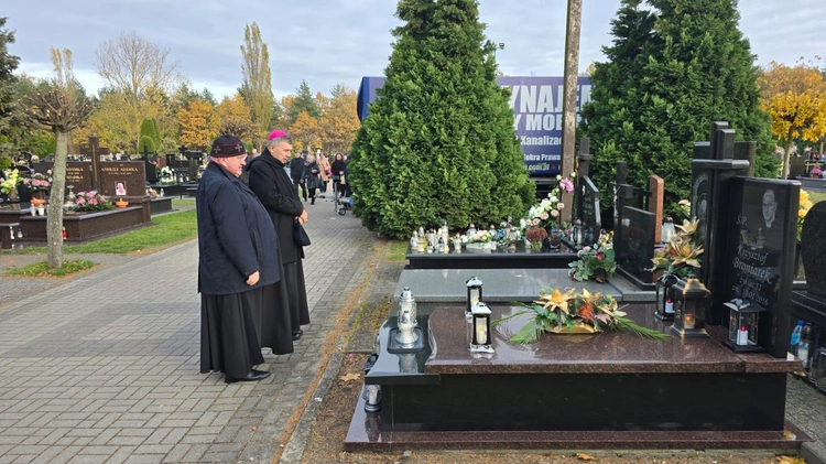 Biskup Osial modlił się m.in.  przy mogile zmarłego kapłana.
