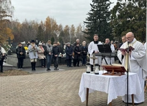 W uroczystość Wszystkich Świetych na nekropoliach odprawiano Msze św. 