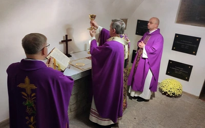 Abp Kupny modlił się w kryptach archikatedry wrocławskiej za swoich poprzedników
