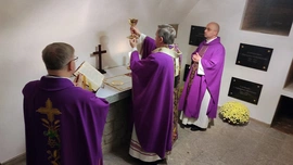 Abp Kupny modlił się w kryptach archikatedry wrocławskiej za swoich poprzedników
