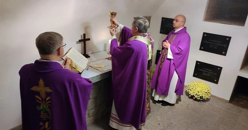 Abp Kupny modlił się w kryptach archikatedry wrocławskiej za swoich poprzedników