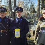 Kwestowali na rzecz odnawiania zabytkowych nagrobków