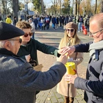 Kwestowali na rzecz odnawiania zabytkowych nagrobków