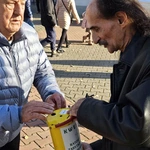Kwestowali na rzecz odnawiania zabytkowych nagrobków