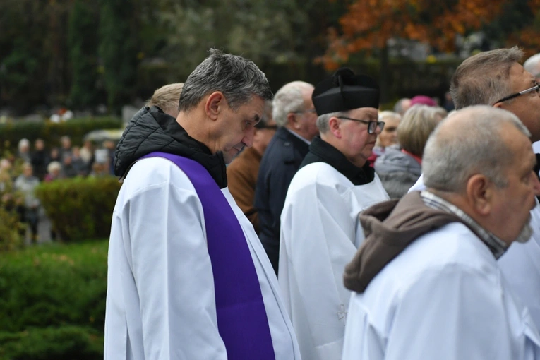 Modlitwa za zmarłych na zielonogórskim cmentarzu