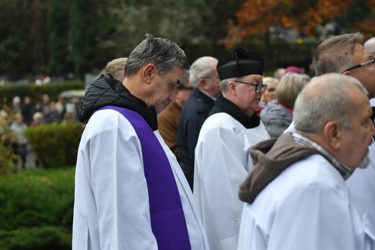 Modlitwa za zmarłych na zielonogórskim cmentarzu