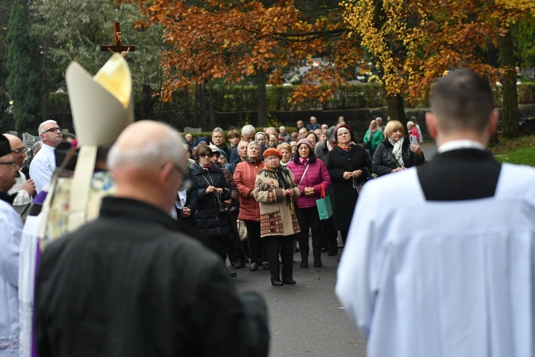 Modlitwa za zmarłych na zielonogórskim cmentarzu