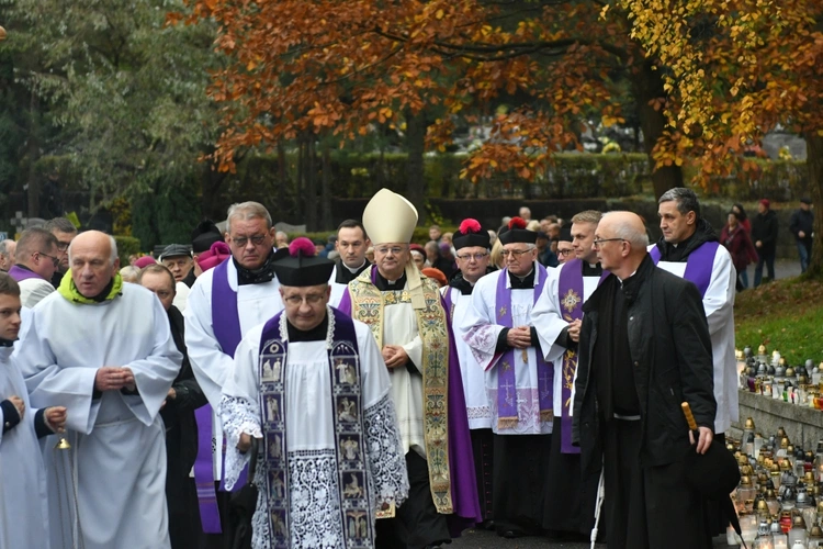 Modlitwa za zmarłych na zielonogórskim cmentarzu