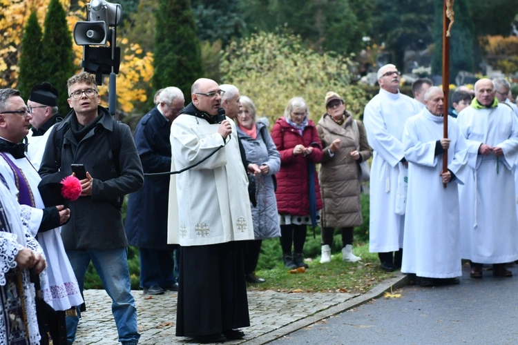 Modlitwa za zmarłych na zielonogórskim cmentarzu