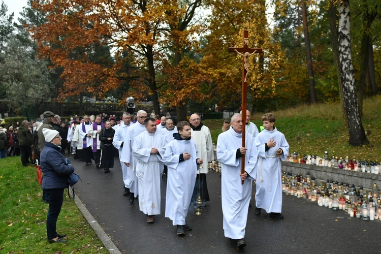Modlitwa za zmarłych na zielonogórskim cmentarzu