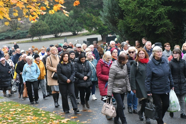 Modlitwa za zmarłych na zielonogórskim cmentarzu