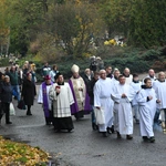 Modlitwa za zmarłych na zielonogórskim cmentarzu