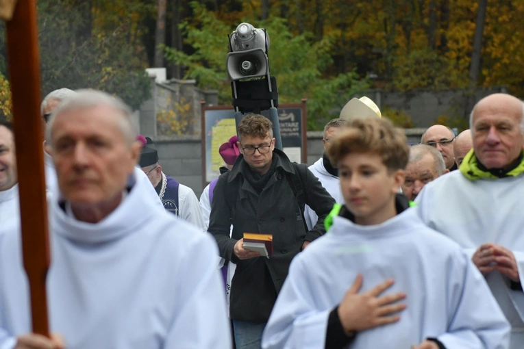 Modlitwa za zmarłych na zielonogórskim cmentarzu