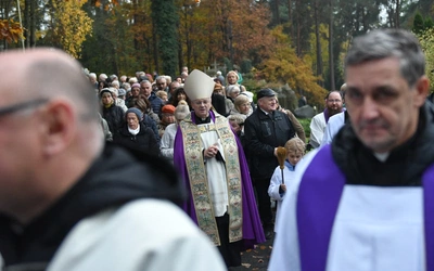 Modlitwa za zmarłych na zielonogórskim cmentarzu