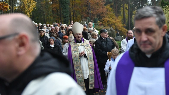 Modlitwa za zmarłych na zielonogórskim cmentarzu