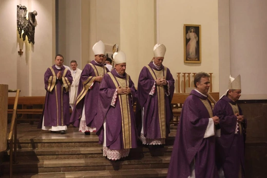 Modlitwa za dusze katowickich biskupów