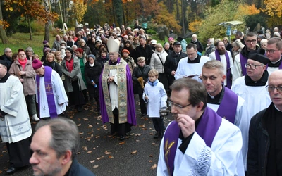 Procesje za zmarłych w Gorzowie Wlkp. i Zielonej Górze zgromadziły tłumy wiernych